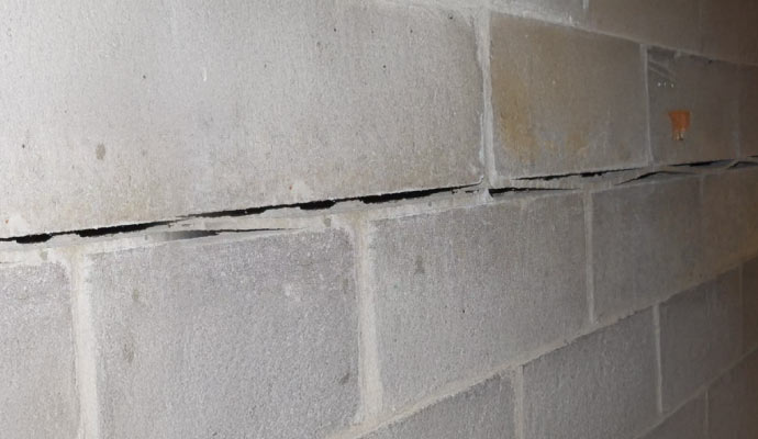 Bowing wall due to crack